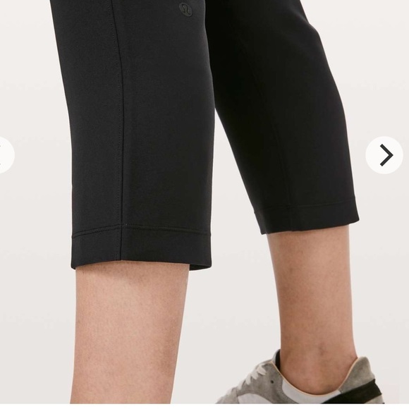 Lululemon On The Fly Crop *Woven 23" size 2 Black Travel Pant - Picture 7 of 12